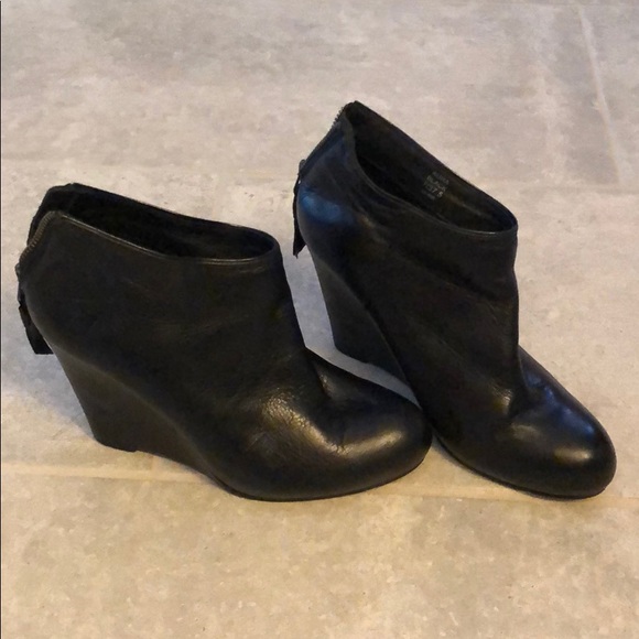 dkny daisy wedge booties